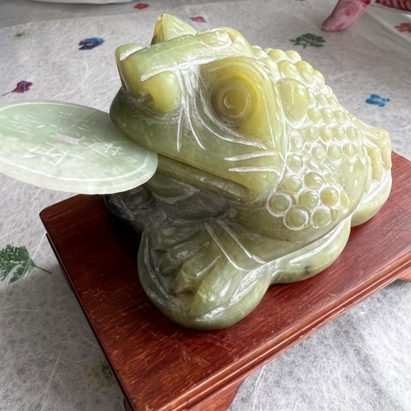 🌸 3 Legged Green Jade Frog w/ Jade Coin on display Wood - Picture 8 of 15
